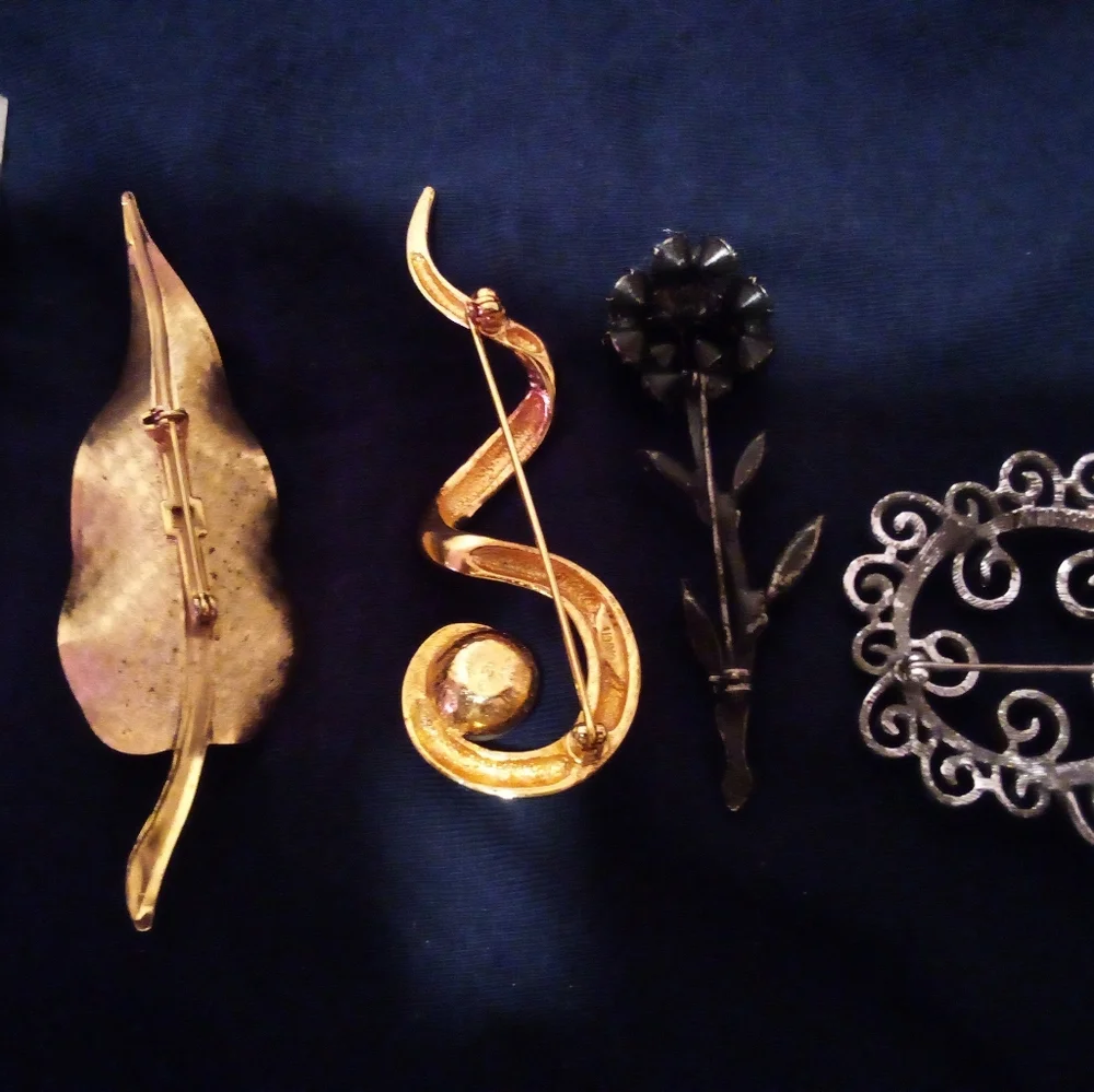 Lot Of 4 Vintage Brooches Pins Leaf Avon Black Flower